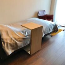栃一枚板のベッドサイドテーブル