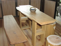 カエデのテーブルとシオジのベンチ