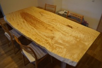 トチ一枚板のダイニングテーブル
