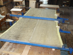 ２枚の板をはたがねで締めます