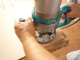 ハンディールーターで穴を開けます