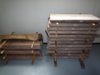 木取りしたウォールナットの脚の材料