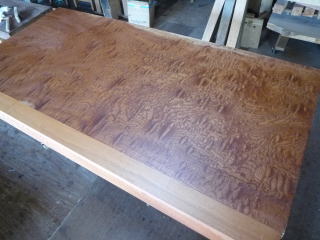 鉋をかけオイルで仕上げた床板