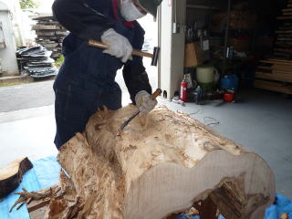 栃の丸太の皮むき