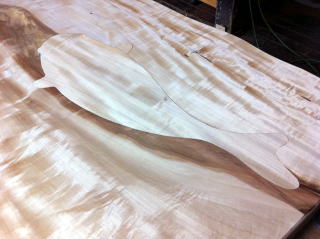 トチ一枚板の天板の裏面の補修