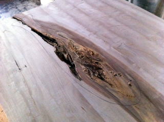 トチ一枚板の天板の裏面の傷